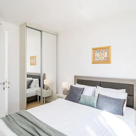 Crown - Emerald 1 Bd Apartment *